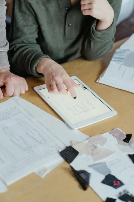 Un espace de travail moderne mettant en avant un ordinateur portable, une tablette et des smartphones, idéal pour un usage tech et freelance.