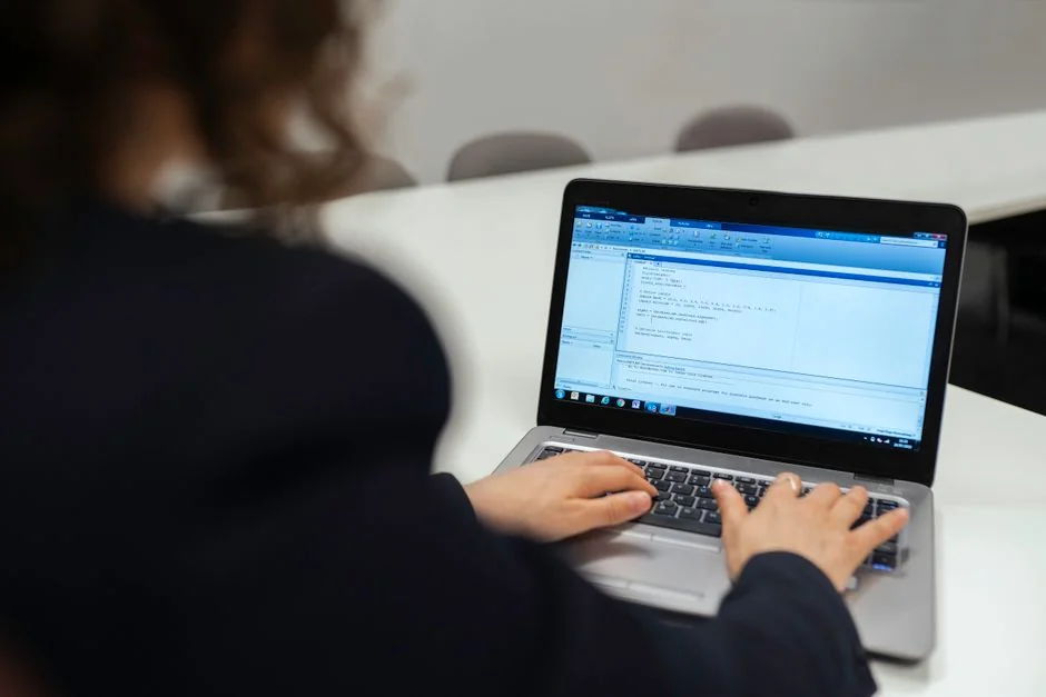 Vue en plongée d’un bureau élégant avec deux écrans, un clavier, une souris et des accessoires modernes.